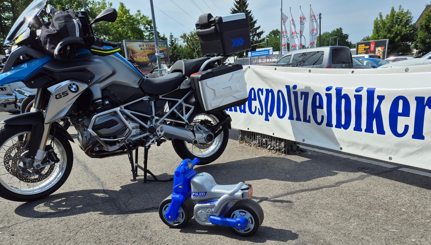 Kindermotorrad vor BMW GS