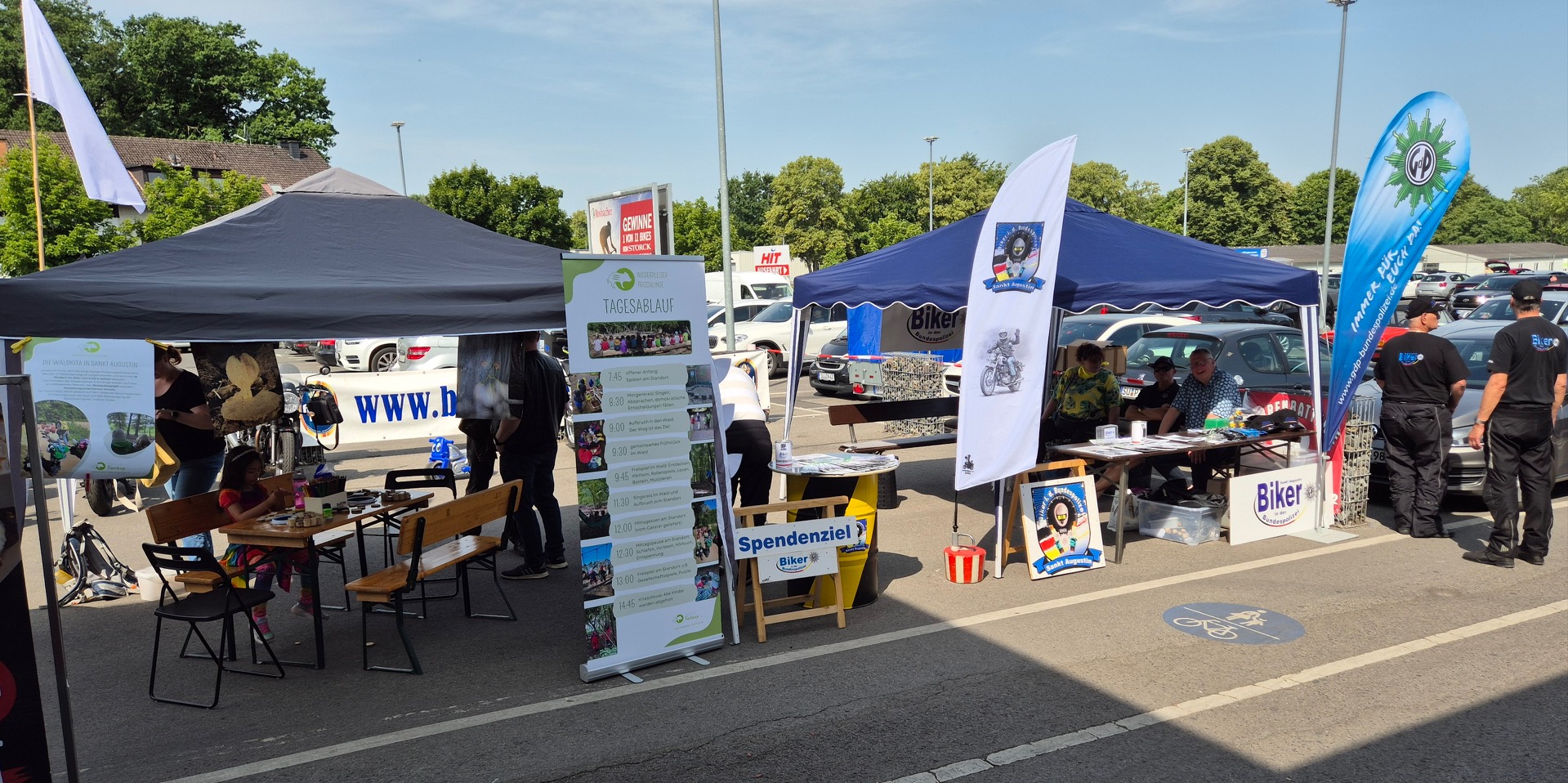 Aktionspavillons Vor HIT-Markt